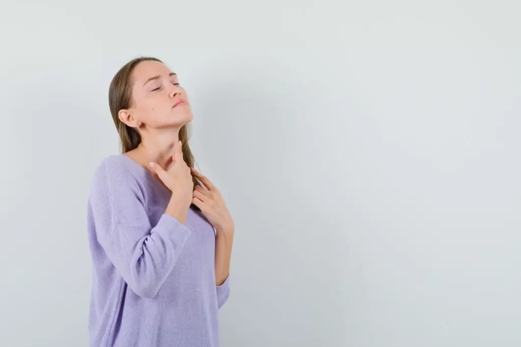 mujer con dolor de cuello en FISIO21