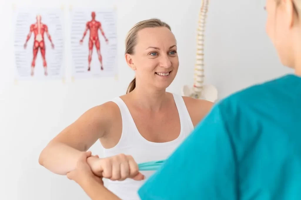 fisioterapia de rehabilitacion a mujer