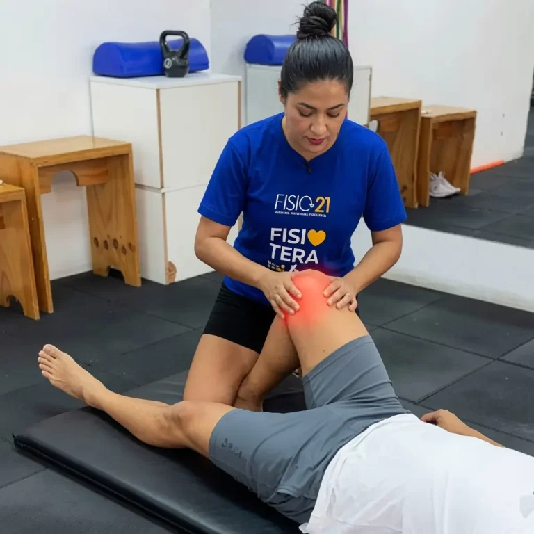 Sesión de fisioterapia para dolor de rodilla en Fisio21 Miraflores