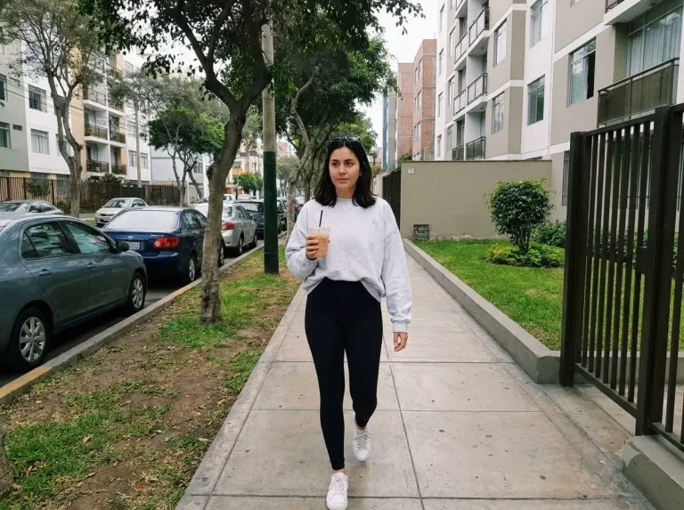 mujer caminando despacio durante su recuperación tras una abdominoplastia