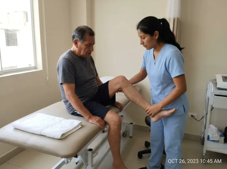 fisioterapeuta guiando el movimiento de la rodilla tras una prótesis de cadera o rodilla